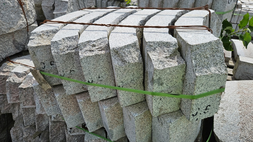 1559037-1 12 pcs Granite curb stone GV2 Radius 0.6m 300x120mm