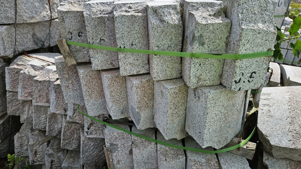 1559037-2 12 pcs Granite curb stone GV2 Radius 0.6m 300x120mm