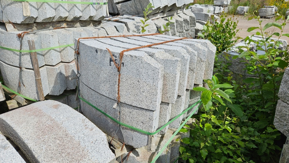 1559040-1 12 pcs Granite kerbstone GV2 Radius 1.0m 300x120mm