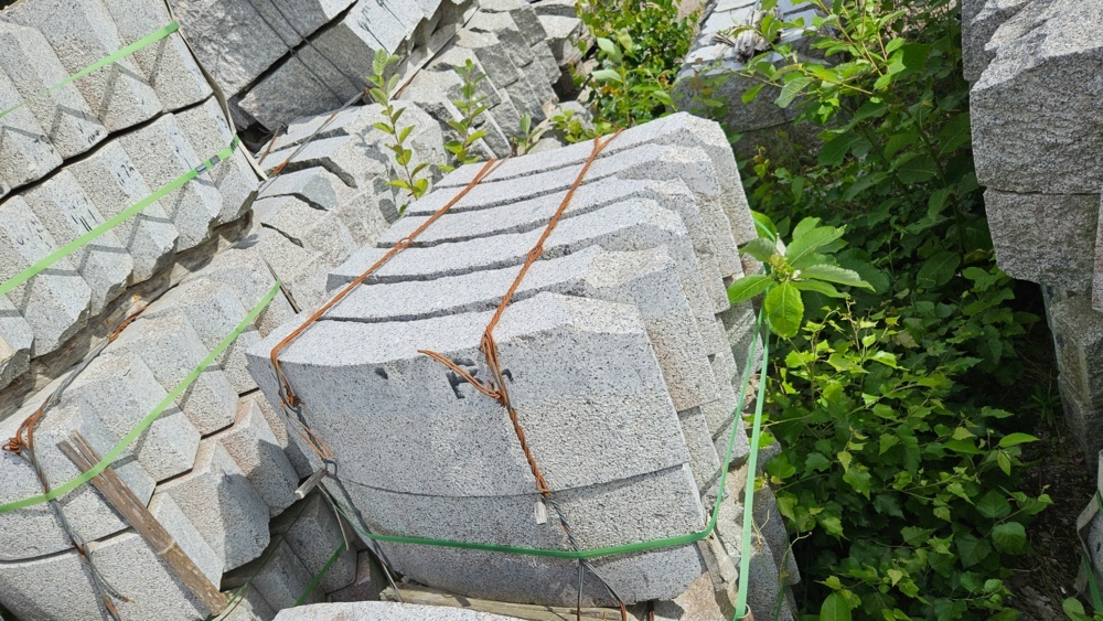 1559040-2 12 pcs Granite kerbstone GV2 Radius 1.0m 300x120mm