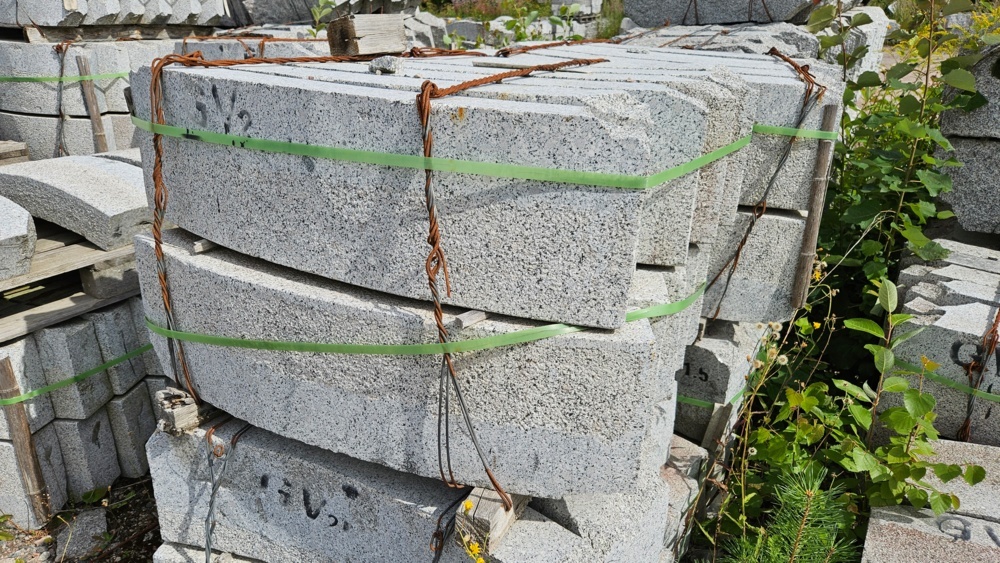 1559042-2 12 pcs Granite curb stone GV2 Radius 1.5m 300x120mm