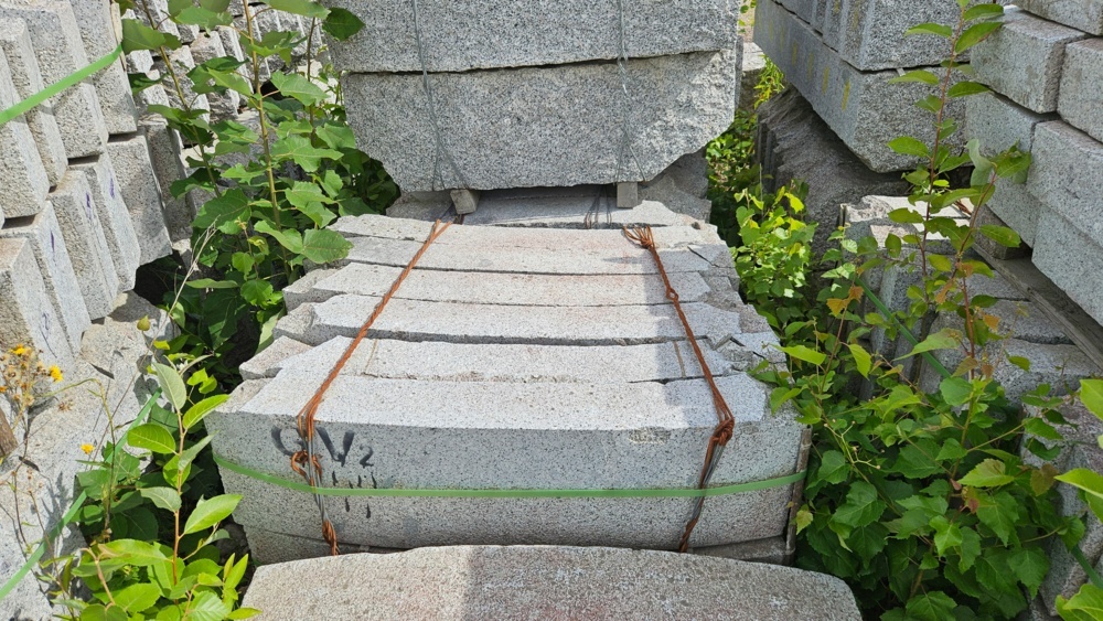1559046-1 12 pcs Granite kerbstone GV2 Radius 3.0m 300x120mm