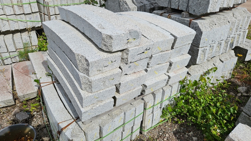 1559046-2 12 pcs Granite kerbstone GV2 Radius 3.0m 300x120mm