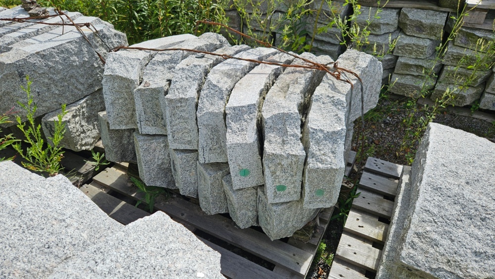 1559070-1 12 st Granitkantsten RV4 Radie 0.75m 300x100mm