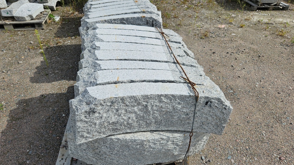 1559073-2 12 pcs Granite curb stone RV4 Radius 1.0m 300x100mm