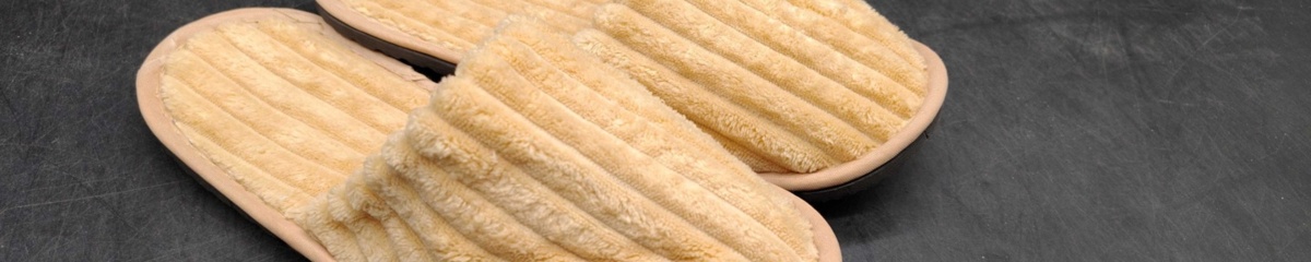 Image representing the auction - Lots of slippers, towels