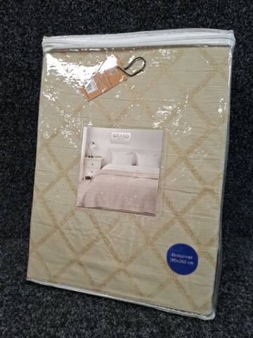 1560162-3 Överkast Grand Design Dunblane Sand Bedspread - 180x260 cm