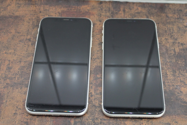 1436432-3 Två mobiltelefoner iPhone 11 64GB (OK skick)