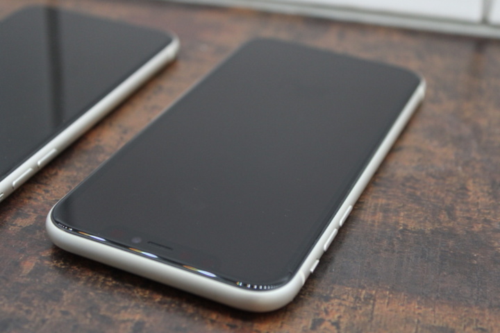 1436432-4 Två mobiltelefoner iPhone 11 64GB (OK skick)