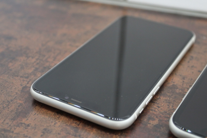 1436432-5 Två mobiltelefoner iPhone 11 64GB (OK skick)