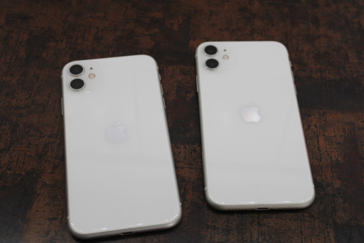 1436432-6 Två mobiltelefoner iPhone 11 64GB (OK skick)