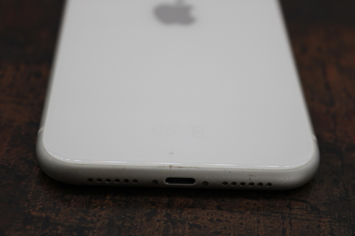 1436432-8 Två mobiltelefoner iPhone 11 64GB (OK skick)