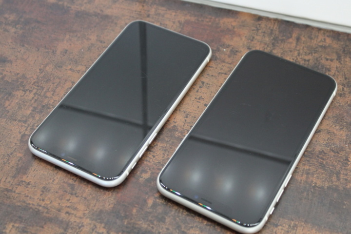 1436432-5 Två mobiltelefoner iPhone 11 64GB (OK skick)