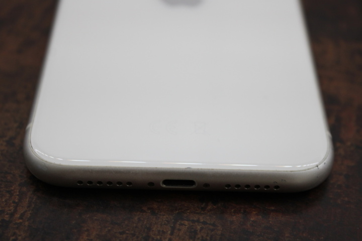 1436432-9 Två mobiltelefoner iPhone 11 64GB (OK skick)