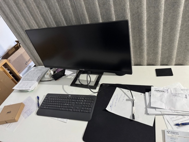 1406012-18 Office with 3 workplaces