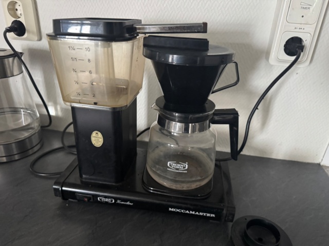 1406014-24 Everything in the kitchen/coffee room