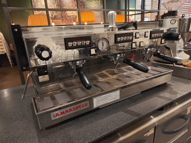 1485488-1 Espressomaskin med tillbehör - La Marzocco Linea 3AV