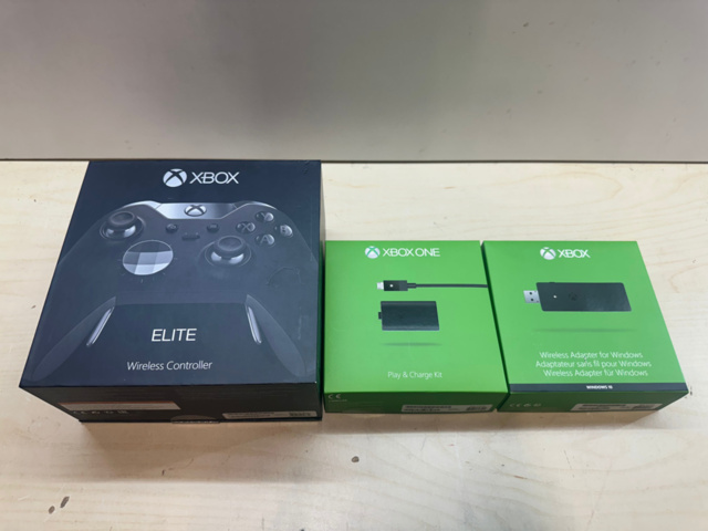 1561821-1 EBOX ELITE Wireless Controller med tillbehör