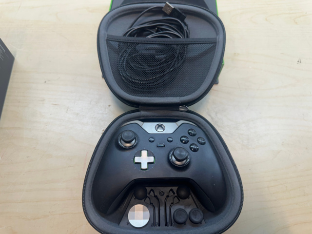 1561821-5 EBOX ELITE Wireless Controller med tillbehör