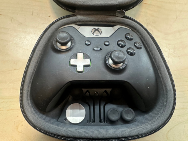 1561821-6 EBOX ELITE Wireless Controller med tillbehör