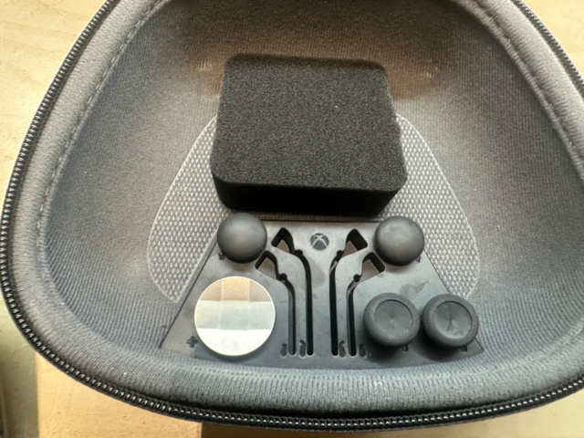 1561821-8 EBOX ELITE Wireless Controller med tillbehör