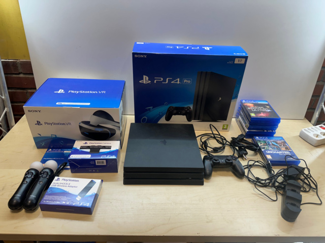 1561829-1 Sony PlayStation 4 PRO & Playstation VR med tillbehör