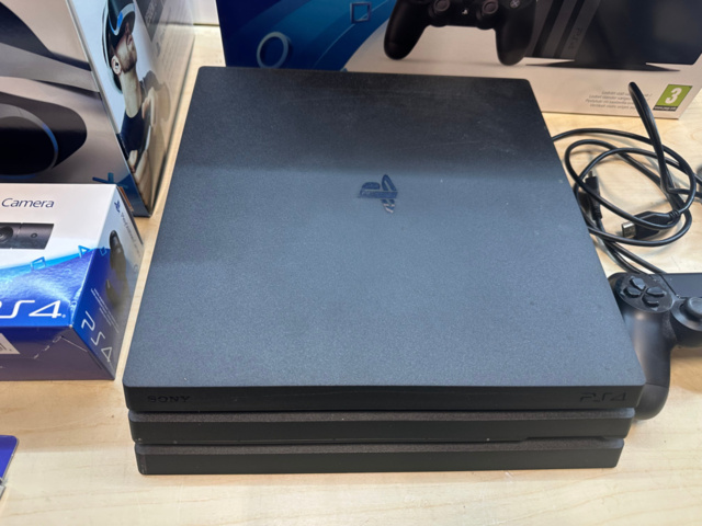 1561829-4 Sony PlayStation 4 PRO & Playstation VR med tillbehör