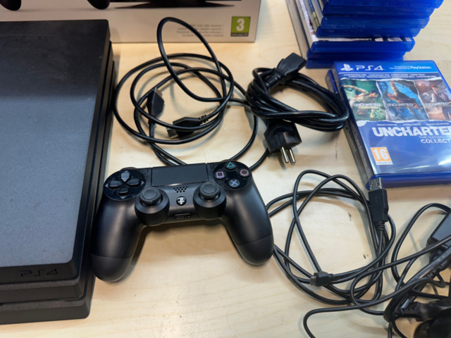 1561829-5 Sony PlayStation 4 PRO & Playstation VR med tillbehör