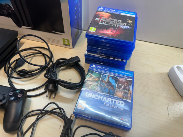 1561829-15 Sony PlayStation 4 PRO & Playstation VR med tillbehör