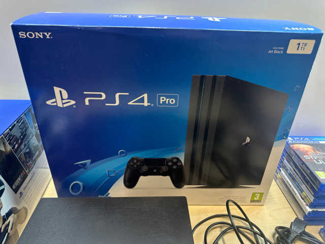 1561829-2 Sony PlayStation 4 PRO & Playstation VR med tillbehör