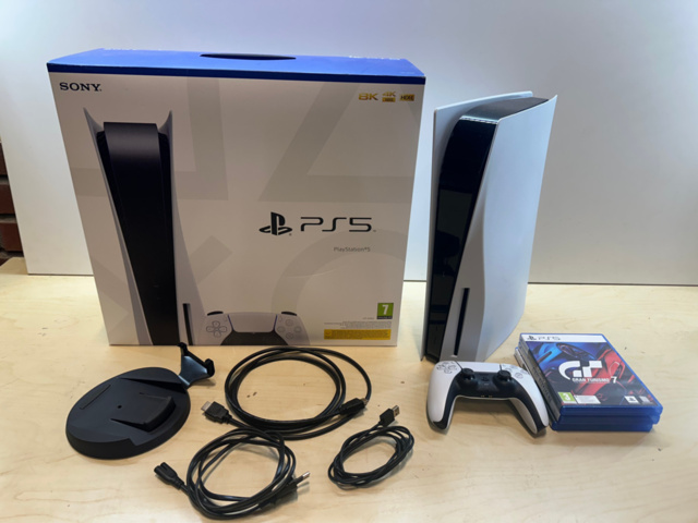 1561831-1 Sony PlayStation 5 med tillbehör