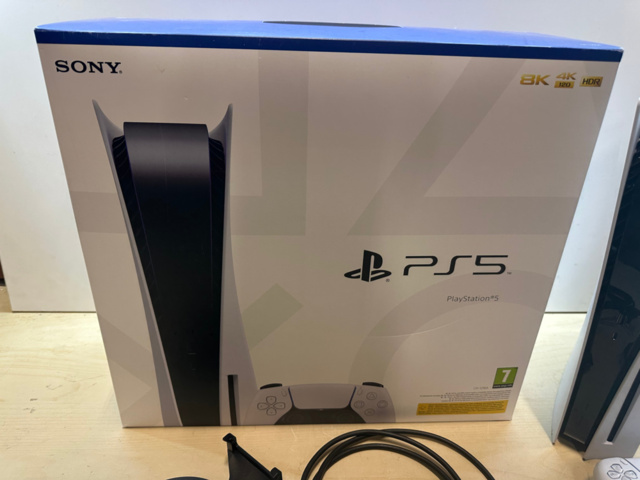 1561831-2 Sony PlayStation 5 med tillbehör