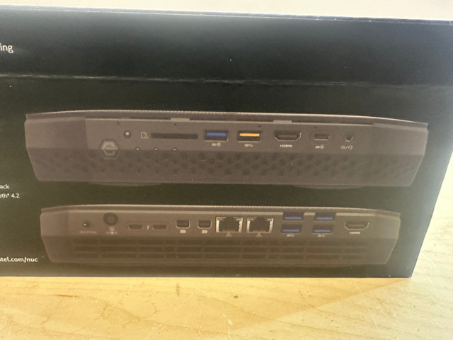 1561834-2 Mini PC Intel NUC8i7HVK