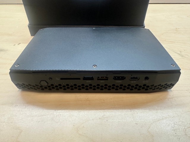 1561834-7 Mini PC Intel NUC8i7HVK