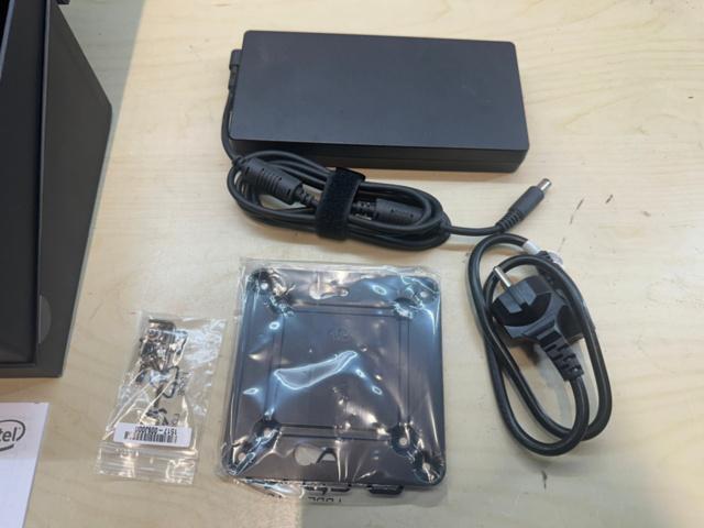 1561834-10 Mini PC Intel NUC8i7HVK