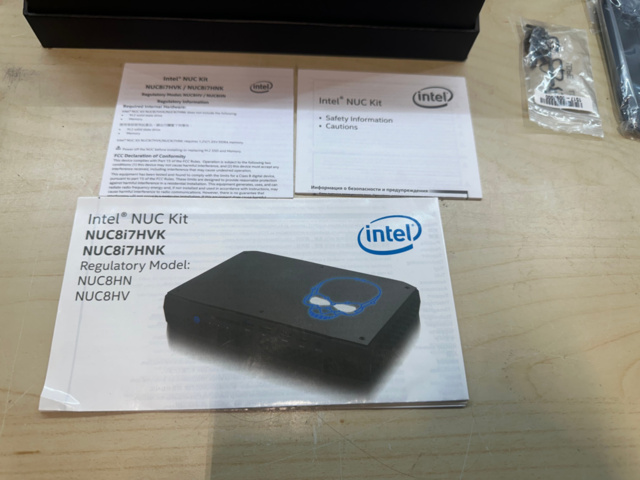1561834-11 Mini PC Intel NUC8i7HVK