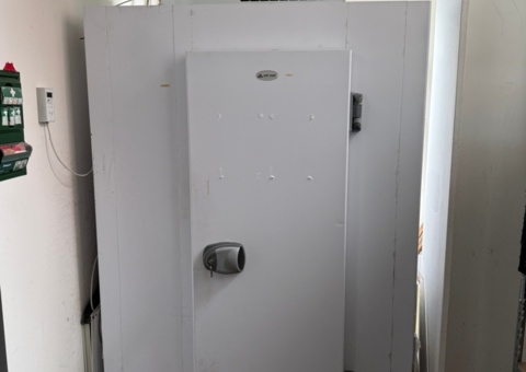 Cold room with shelving system - Cold Mark, dismantled. New info on room dimensions