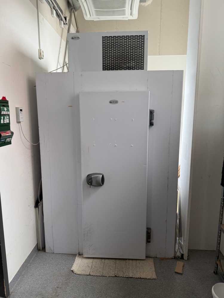 1141004-1 Cold room with shelving system - Cold Mark, dismantled. New info on room dimensions