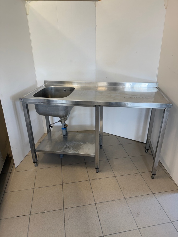 1141009-1 Sink with raised back edge, lower shelf, ball valve and space for an undercounter dishwasher