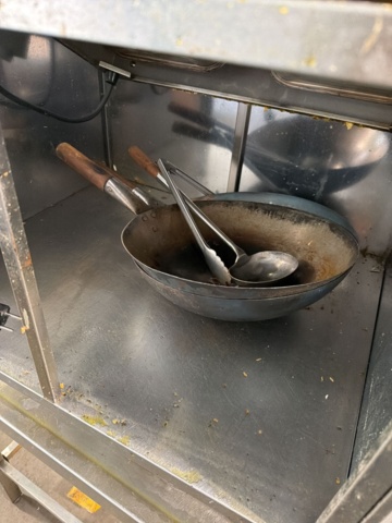 1533088-5 Samling med restaurangutrustning - fritös, köksbänk med diskho och köksmaskinsstativ