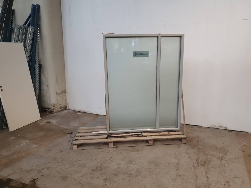 1532636-1 Aluminum-clad wooden window, 1485 × 1880 mm. Frosted