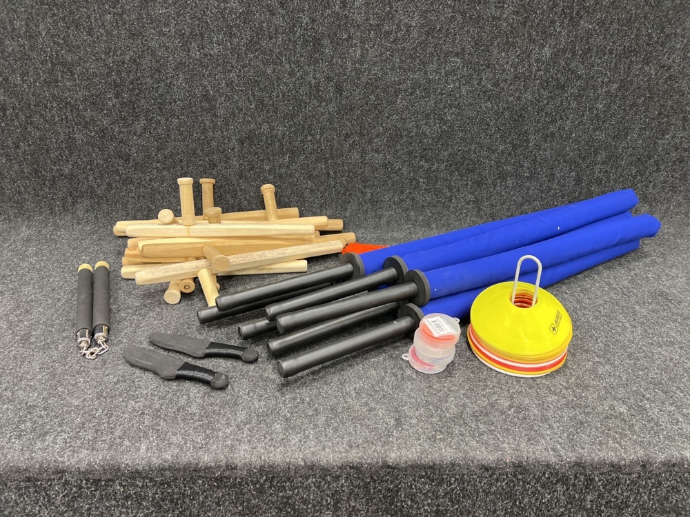1564746-1 Bokken, Rubber nunchakus, Knife ladder, Pistol ladder etc