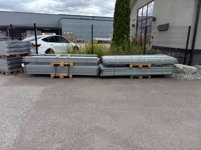 1421941-7 Pallet rack larger lot (disassembled)