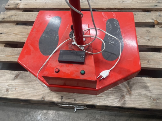 1565338-3 Elektronisk våg med display och fotmarkeringar