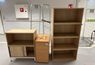 1563311 Samling med kontorsmöbler – hyllor och hurts