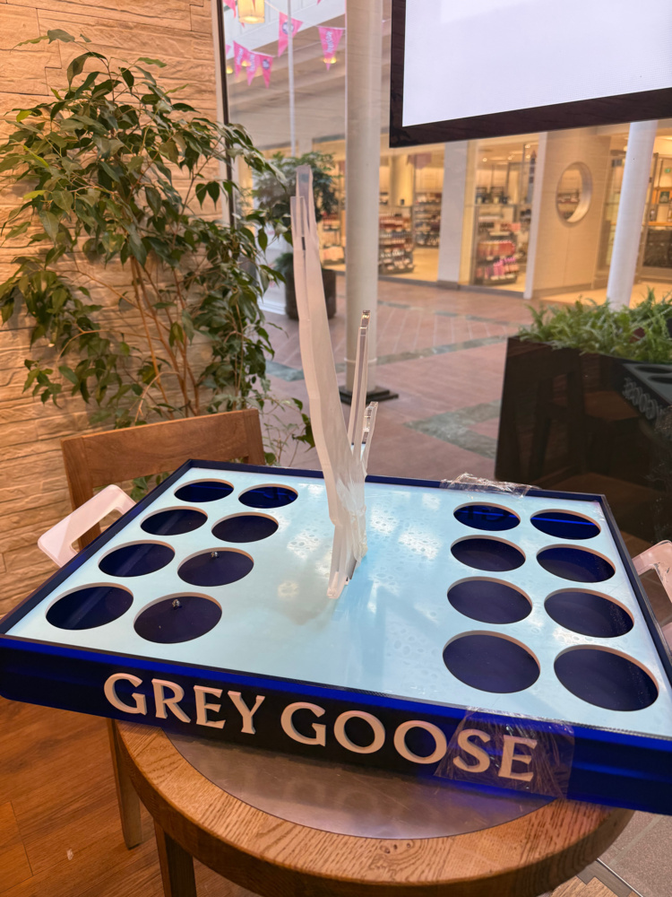 1563320-1 Flaskdisplay – Grey Goose