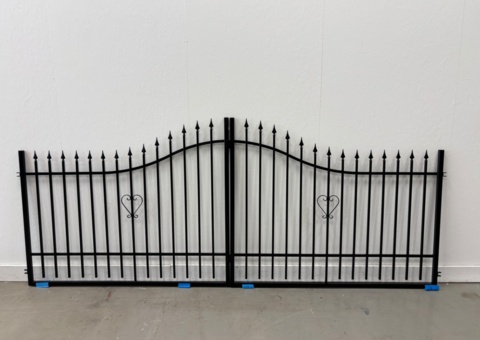 Dubbelgrind 400 cm med motorstyrning – Mariefred, smidesgrind till uppfart