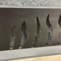 1565767-3 Svart varmluftsgaller i svartlackerad metall med dekorativa flammor