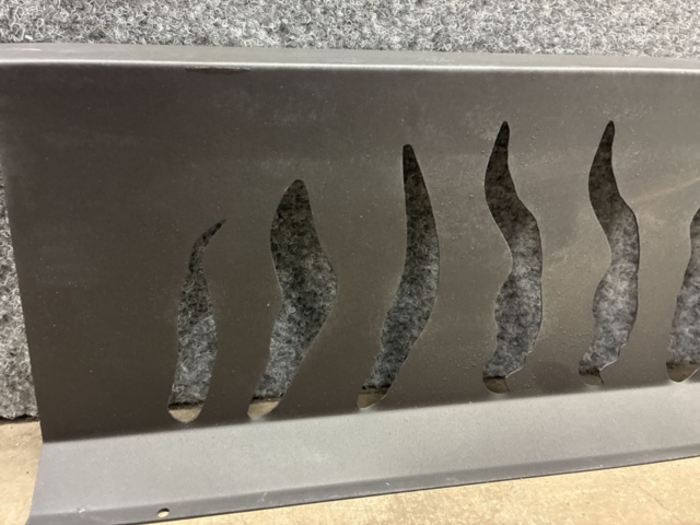 1565767-3 Svart varmluftsgaller i svartlackerad metall med dekorativa flammor