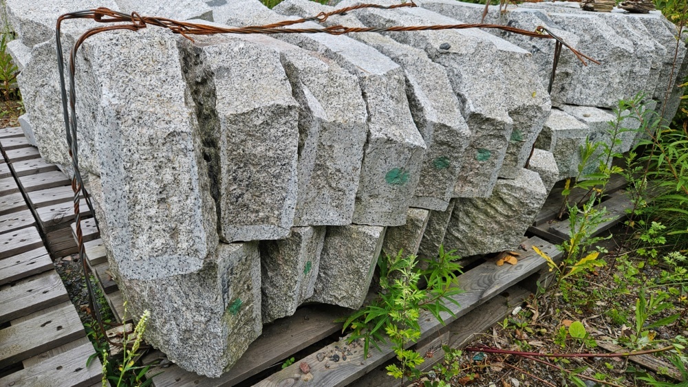 1567173-1 14 pcs Granite curb stone RV2 Radius 0.75m 300x120mm